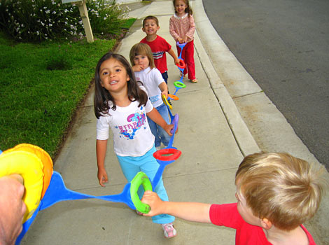 kids going on a walk with walking rope